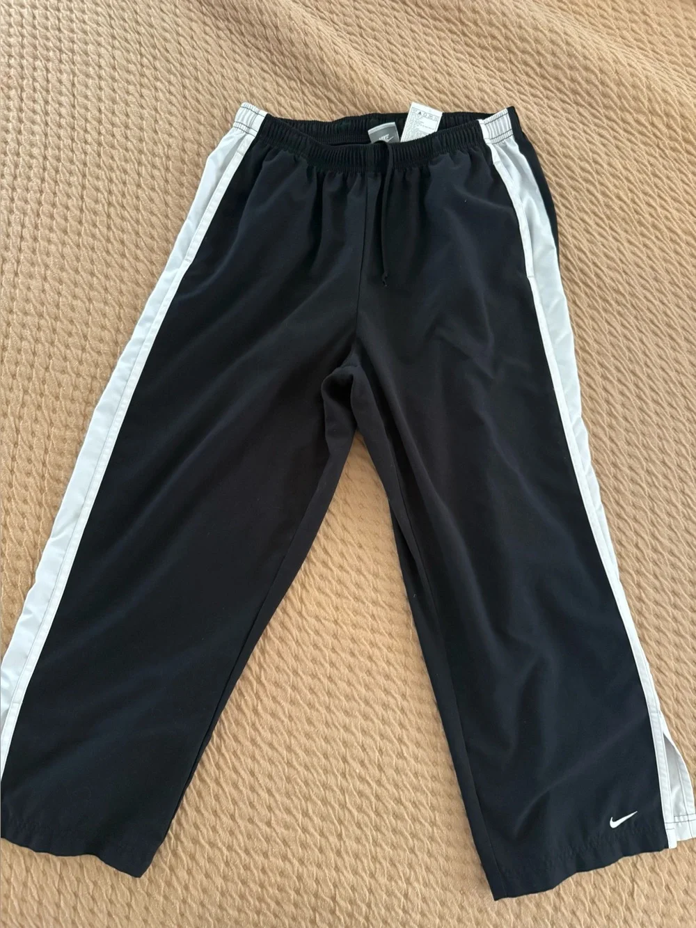 Nike Women’s Black Crop Track Pants with White Side Stripes (vintage!) 😍